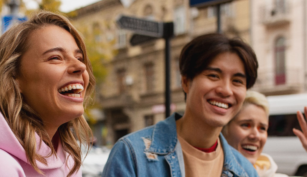 Personas jóvenes con dentadura postiza