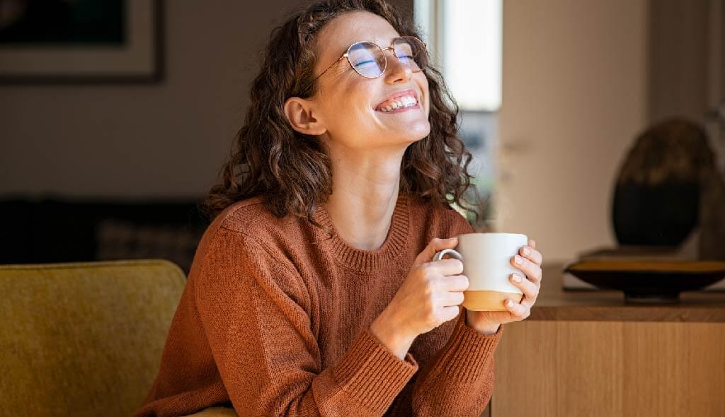 ¿Por qué el café mancha los dientes?